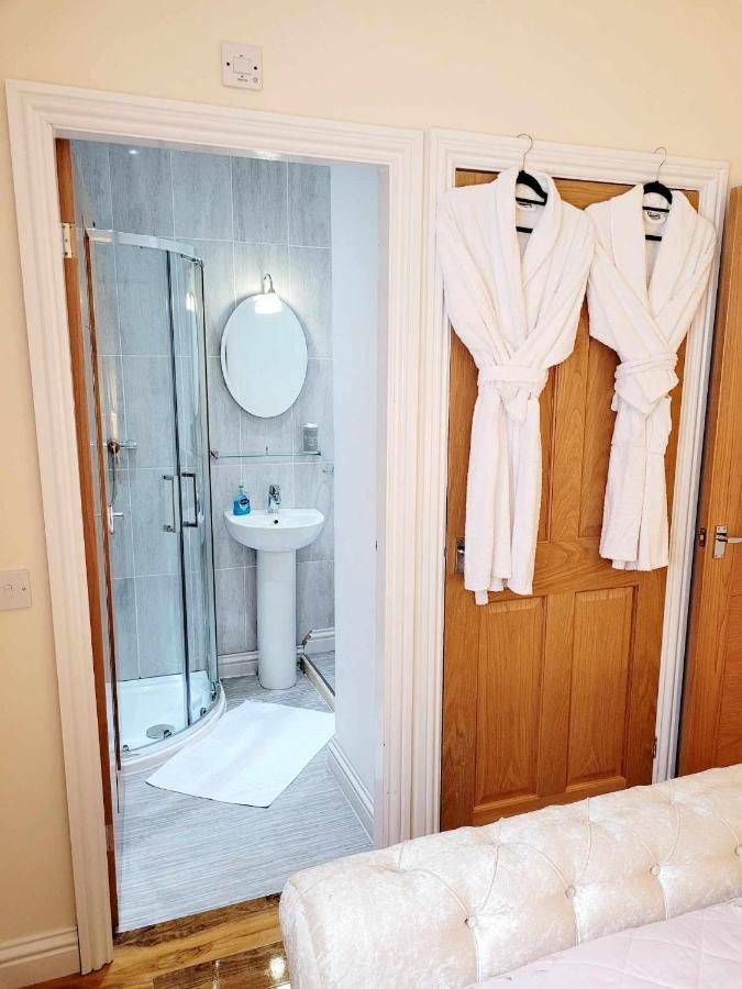 Apartment 1 Exquisite Two King Bedroom With En Suites - Close To The Town Centre, Rail, Airport And Theatre 达灵顿 外观 照片