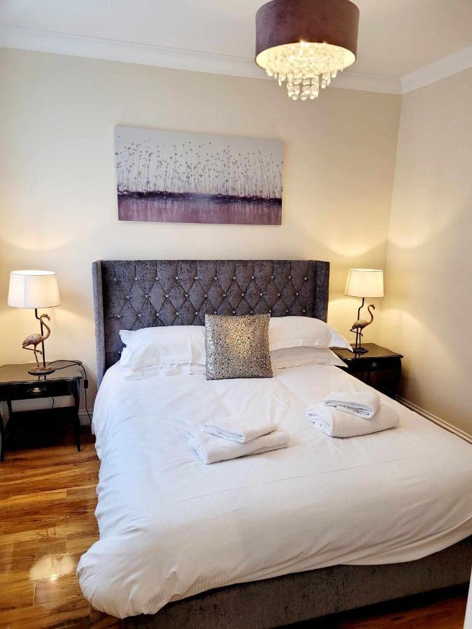 Apartment 1 Exquisite Two King Bedroom With En Suites - Close To The Town Centre, Rail, Airport And Theatre 达灵顿 外观 照片