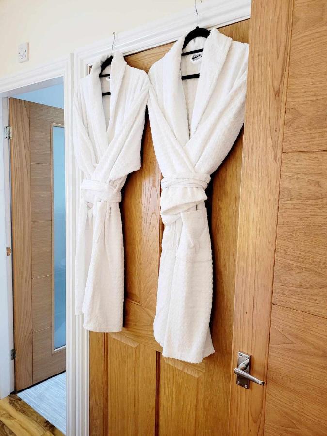 Apartment 1 Exquisite Two King Bedroom With En Suites - Close To The Town Centre, Rail, Airport And Theatre 达灵顿 外观 照片