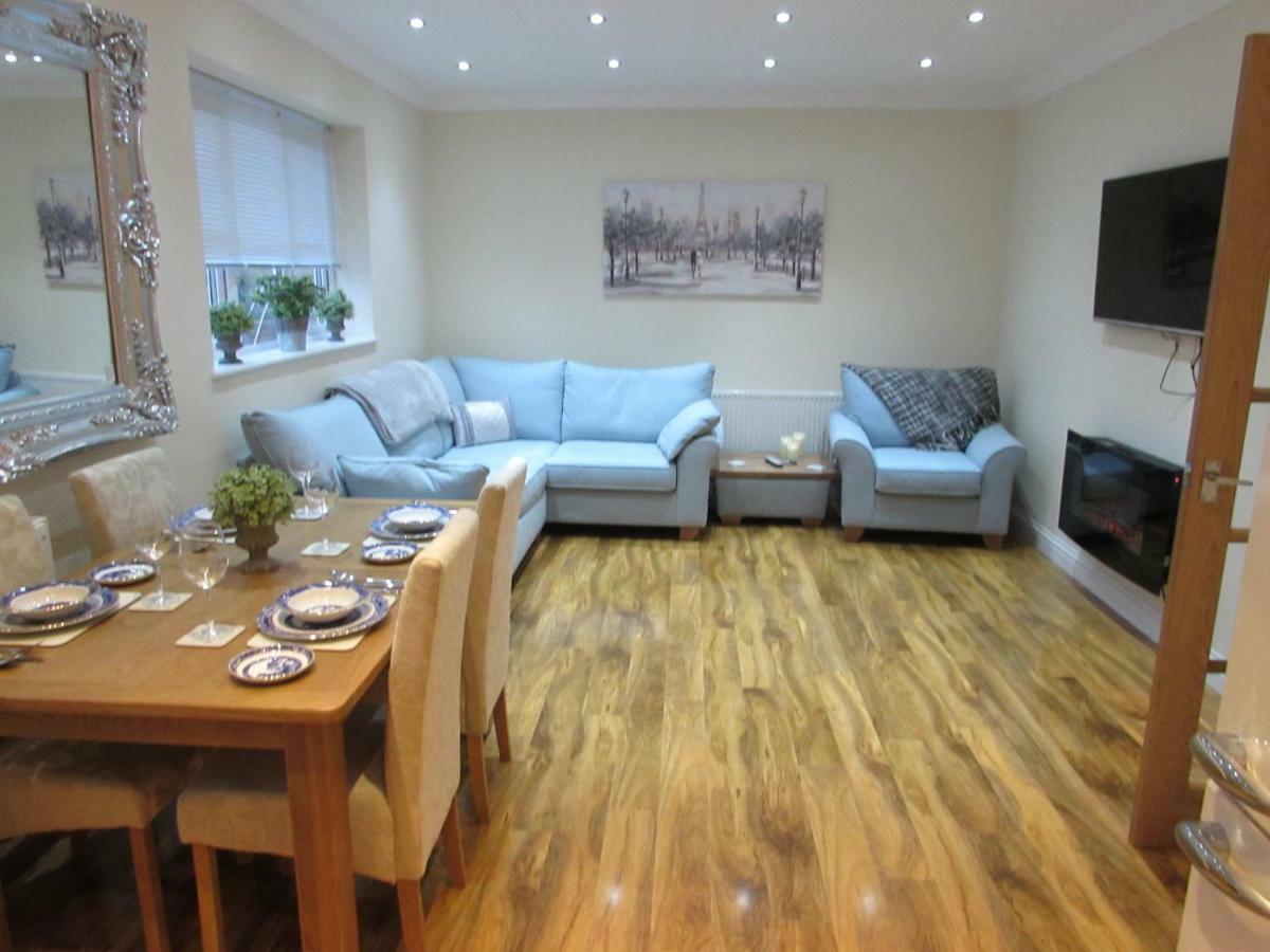 Apartment 1 Exquisite Two King Bedroom With En Suites - Close To The Town Centre, Rail, Airport And Theatre 达灵顿 外观 照片