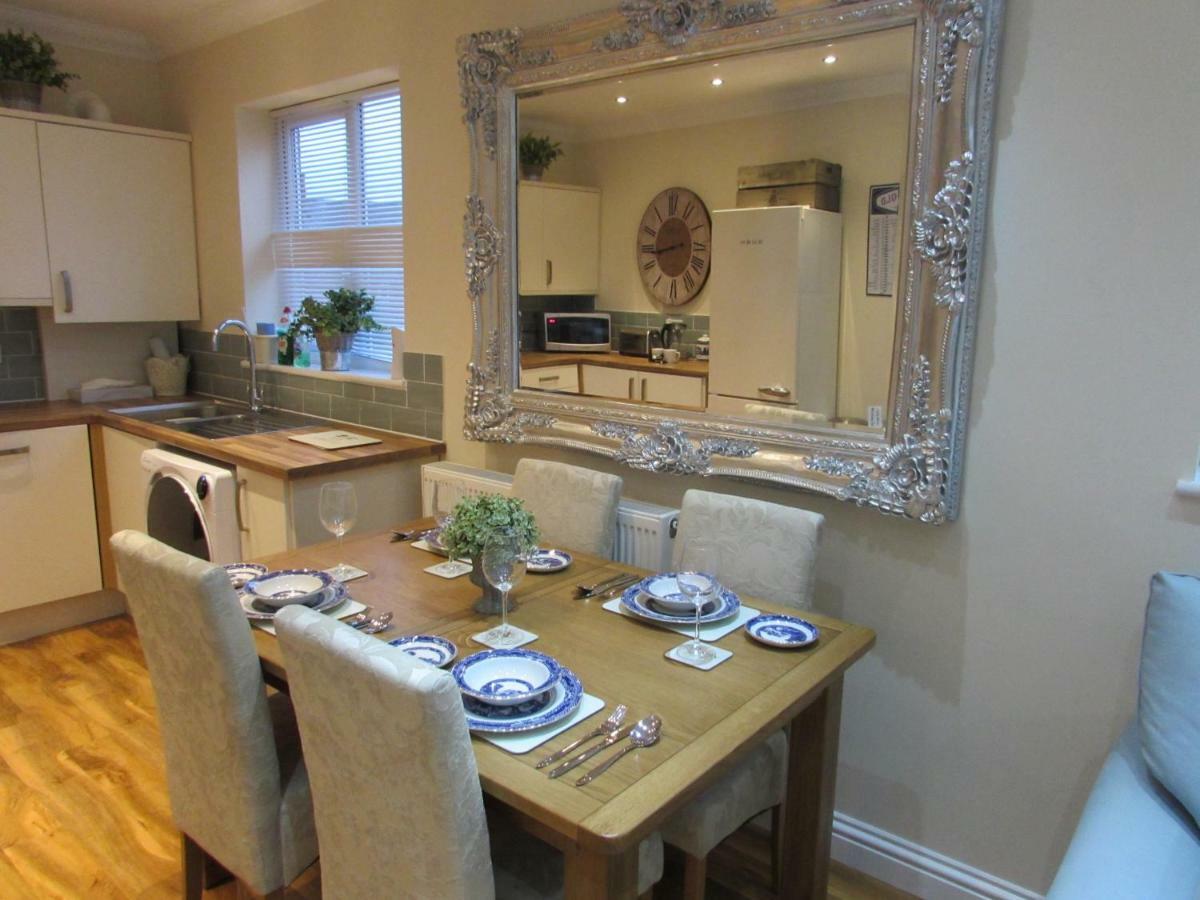 Apartment 1 Exquisite Two King Bedroom With En Suites - Close To The Town Centre, Rail, Airport And Theatre 达灵顿 外观 照片