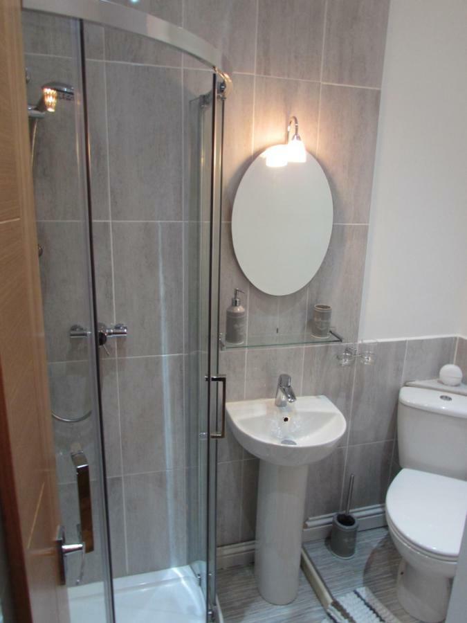 Apartment 1 Exquisite Two King Bedroom With En Suites - Close To The Town Centre, Rail, Airport And Theatre 达灵顿 外观 照片